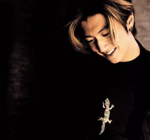 刘德华|谁还记得40年前刘德华亲吻的婴儿？今已是国际巨星，名气比肩华仔