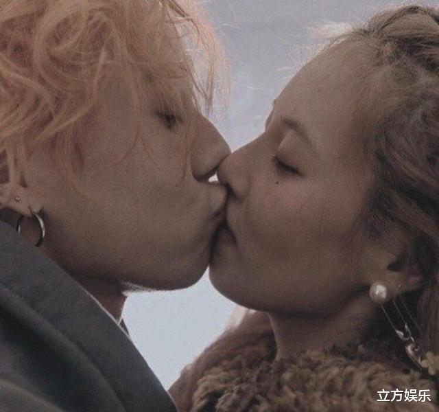 金泫雅|泫雅带男友参加活动，男方赤身被人怼脸拍，牙齿上镶钻太奇葩！