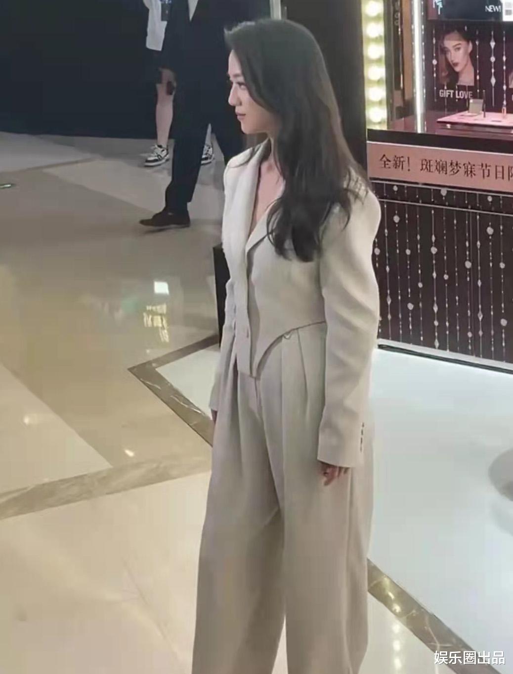 潘长江|汤唯穿西装亮相，被指身材变化太大，网友：“得罪了摄影师吧”