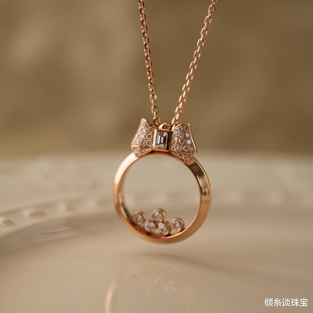 倾糸谈珠宝|罗马假日公主的浪漫,一款设计感爆棚的时尚吊坠,就能做到喔