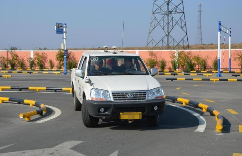 车迷 学车27年拿到驾照，刚上路3个月驾照就被吊销，男子悔恨不已