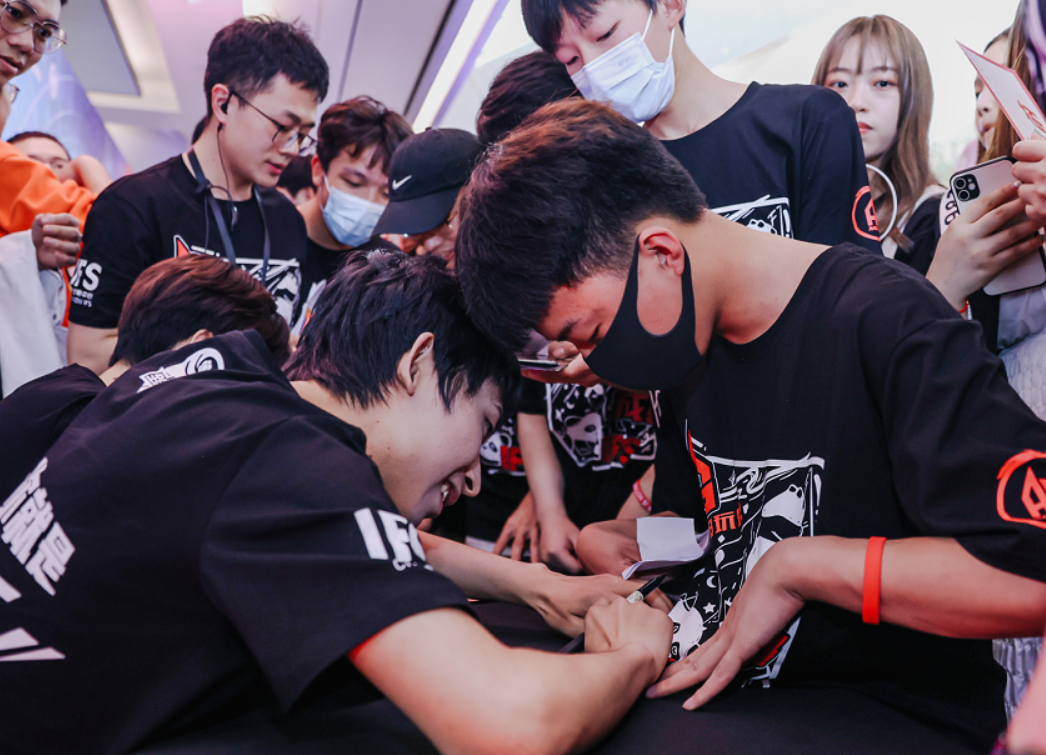 梦泪|梦泪现身全国大赛现场，人山人海，女粉颜值太高，梦嫂减肥是对的