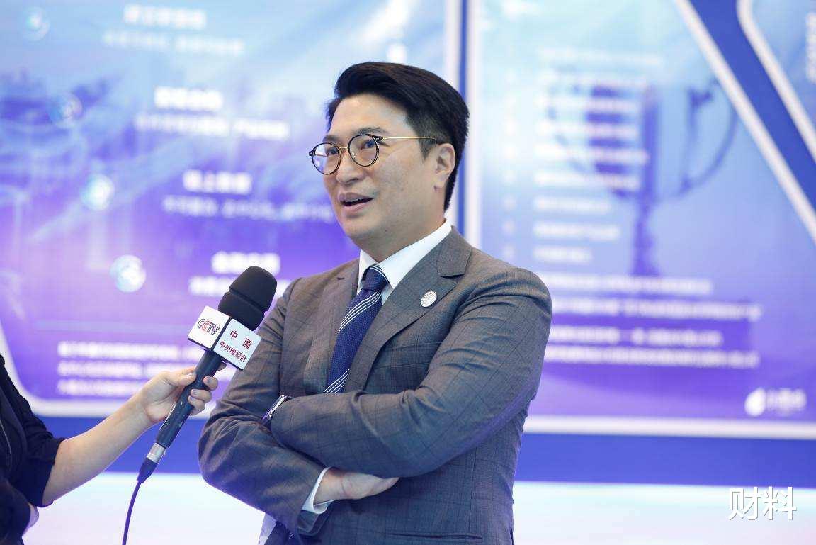 香港|香港又一“隐形富豪”？豪掷508亿买地，还娶明星妻子成人生赢家