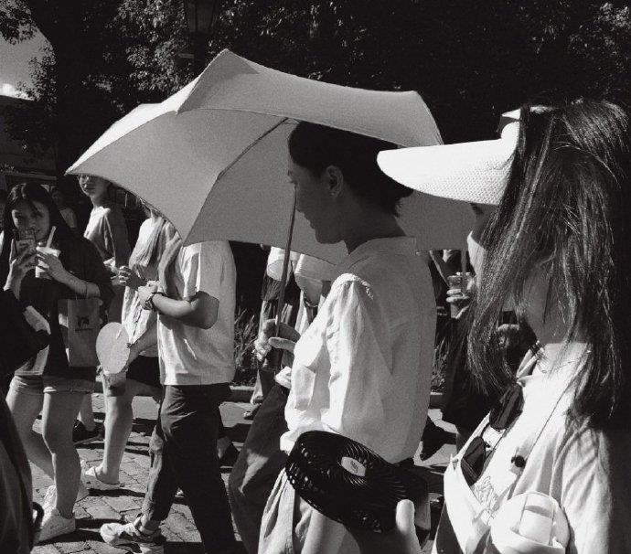 姚姚时尚|周迅上班图氛围感超强!白衬衫搭工装裤,干练优雅!主要赢在气质