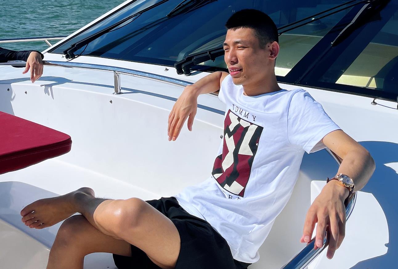旭旭宝宝|旭旭宝宝在网上装帅哥，竟傍上了个富婆，对方要奔现把他吓坏了