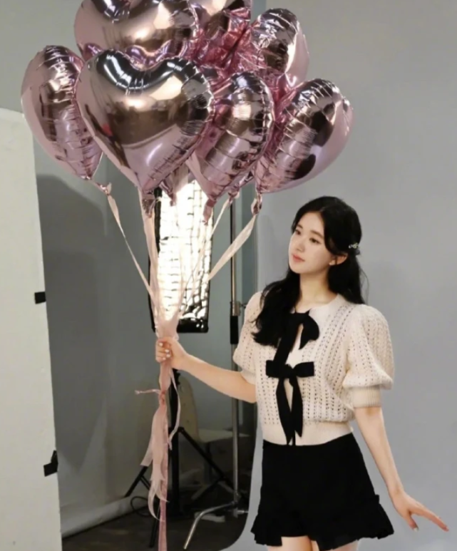 王菲|生图精修无差别，赵露思晒气球大片，气质超甜元气满满