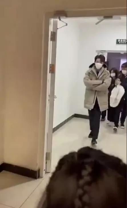 春晚|春晚后台更精彩：朱一龙岳云鹏赶着回家，成龙甄子丹吴京世纪同框