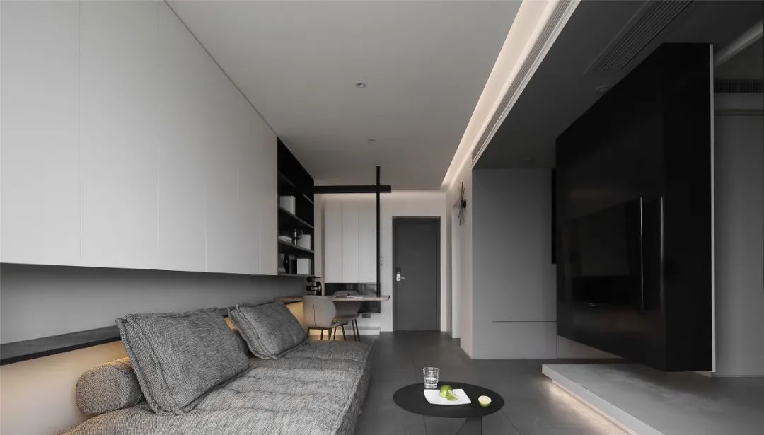 大面积悬空+留白:这个黑白灰小两房,怎么越看越高级!