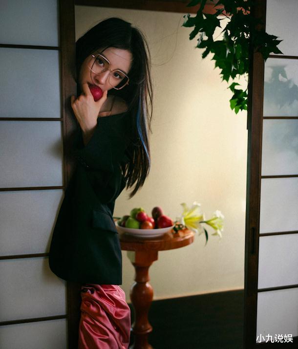 杨幂|杨幂时尚健康封面大片，西装造型漫画腿抢镜，戴金丝眼镜少女感十足