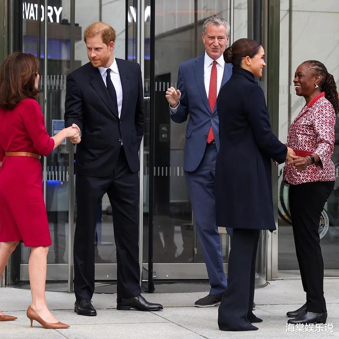 周生如故|凯特和梅根齐头并进！梅根接见大使，凯特在白金汉宫开宴大放异彩