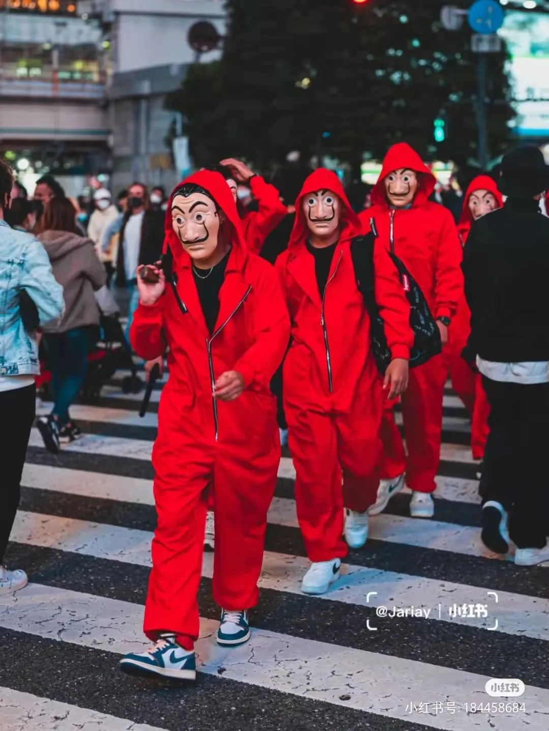 万圣节|日本万圣节不太平！男子cos“小丑”故意持刀伤人，多名女子被跟踪猥亵，当班警察：太乱了，真的累了！