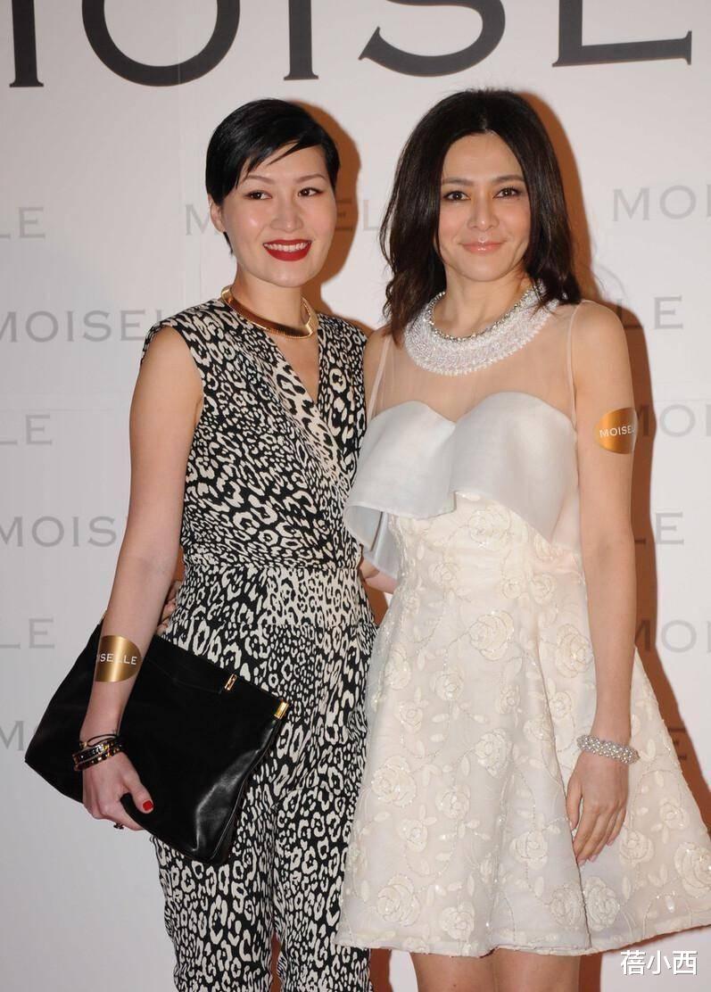 蓓小西 关之琳不愧是“冻龄女神”，穿白色薄纱短裙亮相，59岁丝毫不显老