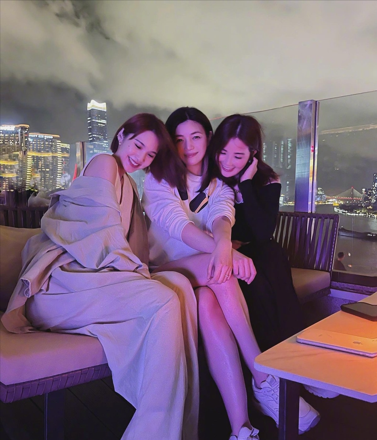 Lady变美日记|杨丞琳罕见发合照,C位的陈妍希抢镜,旁边的蔡卓妍更是可爱