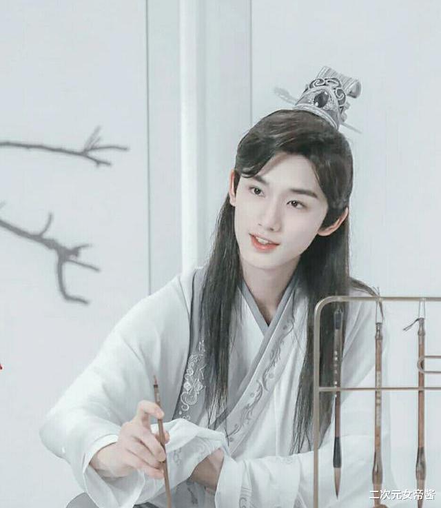 天官赐福|《天官赐福》真人剧热议，丁程鑫古装神似谢怜，龚俊适合演花城？