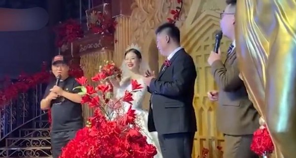 贺树峰|“谢永强”小12岁娇妻罕露面，秋裤外穿凸显身材，瘦到裤腰起褶子