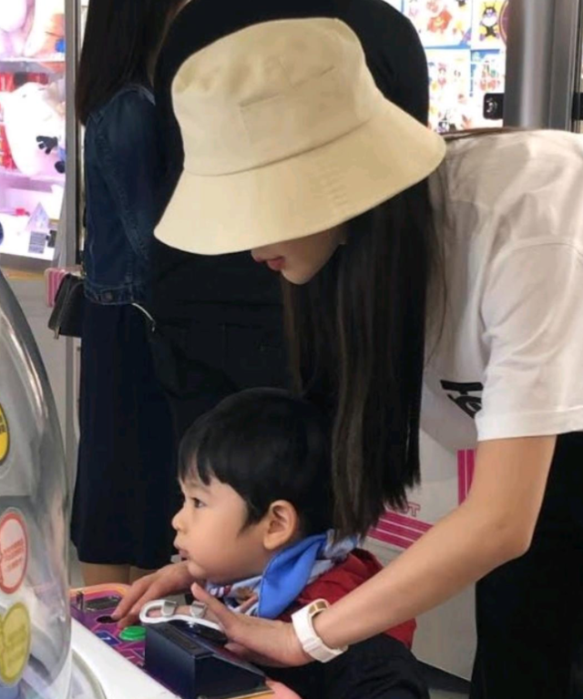 明星素颜|Baby三亚度假犯烟瘾,一根接一根地抽,素颜模样差点没认出来