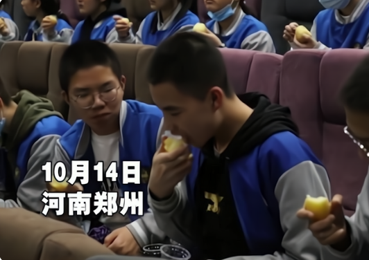 學校組織學生看《長津湖》吃凍土豆，傢長：孩子金貴，吃壞誰負責-圖3