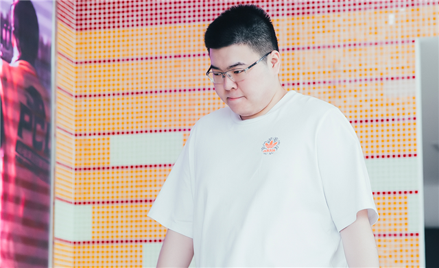 奥咪咪|蜜蜂仔晒父女相处，女儿给老父亲按头皮，韦神却一脸淡定看手机