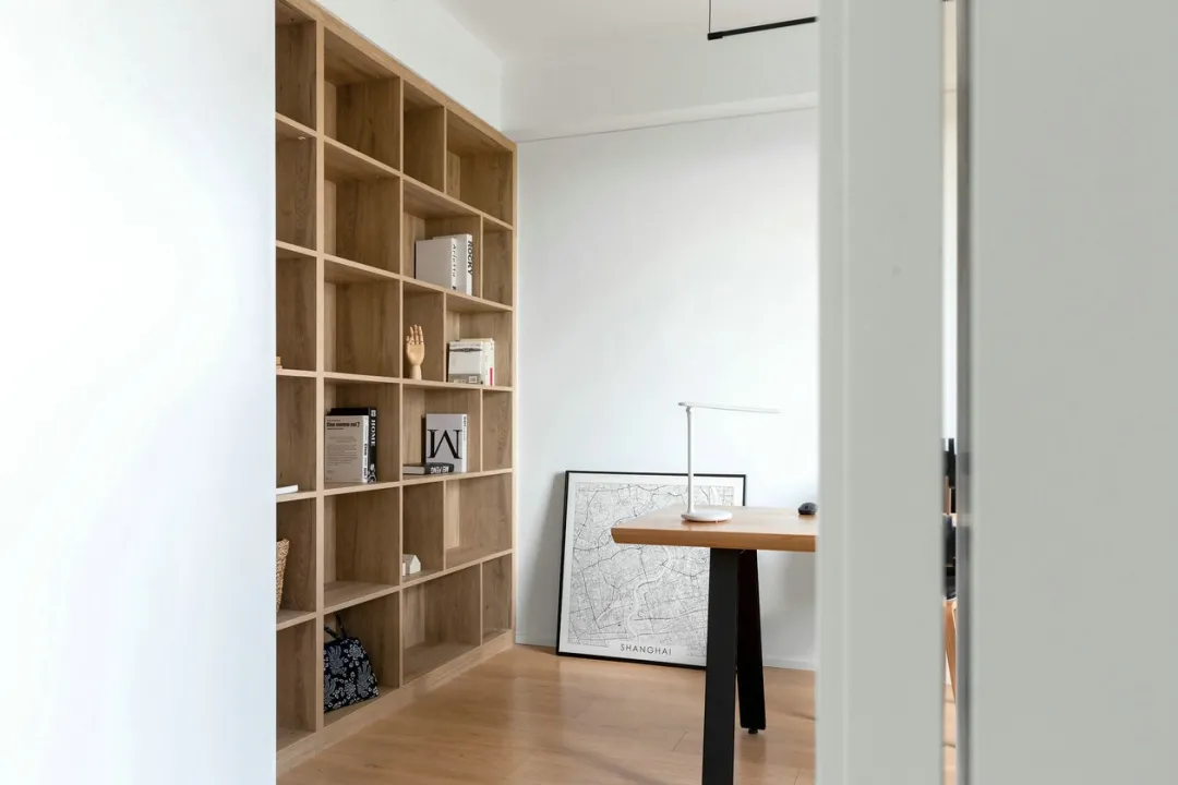 超温柔氛围感！大平层旧房改造，90后独居男生的原木小家