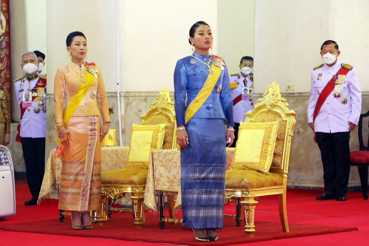 粉色|泰王原配罕见亮相！坐在轮椅上裹着花丝巾，小公主一身粉色抢风头