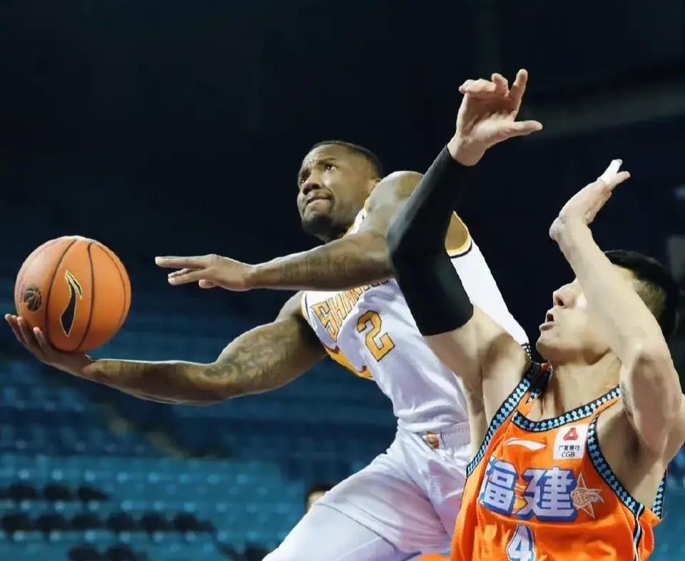 山西男籃|半場(chǎng)75分！山西男籃打出NBA水準(zhǔn)！原帥三分7中6，西蒙斯首秀！