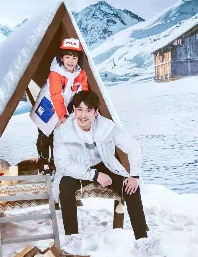 闲鱼有话说 陆毅一家拍大片,穿得臃肿也遮不住大长腿,俩闺女穿同款像双胞胎