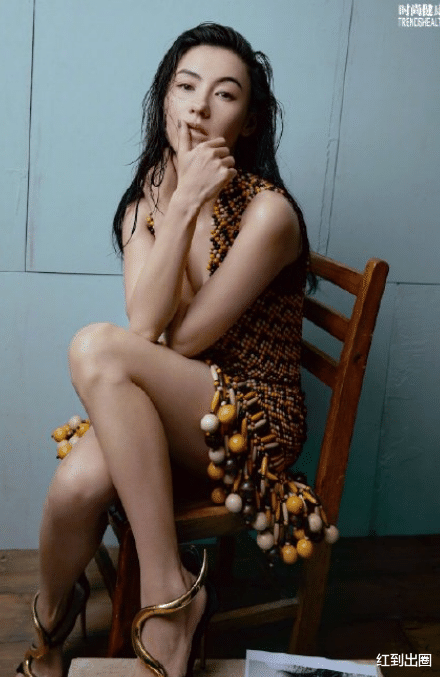 张柏芝|张柏芝都市封面造型曝光，湿发光脚大秀锁骨，躺地上腰臀比堪称完美