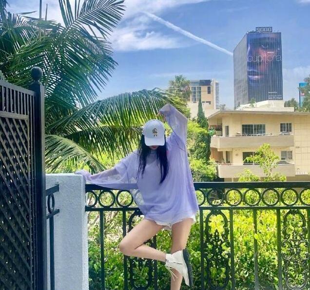 混搭时尚Anna|杨幂低调现身洛杉矶，穿850防晒衣配259帽子，看到马丁靴彻底服了