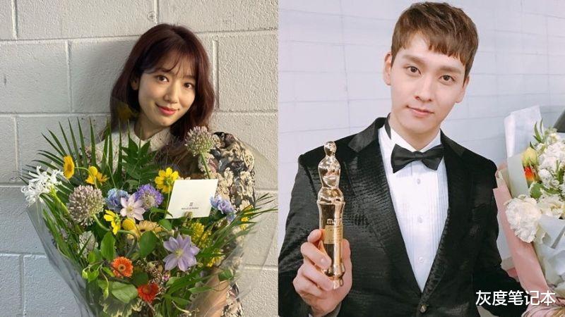 朴信惠|朴信惠崔泰俊婚期临近，准妈妈朴信惠晒喜帖送祝福，抱爱犬自拍