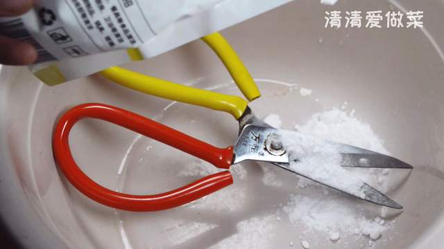 不管剪刀有多钝，万不可扔掉了，教你一招，剪刀干净锋利如新