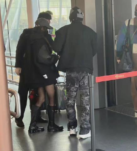 杨幂|杨幂穿黑丝袜秀美腿，与19岁小鲜肉黄明昊同框热聊：过于刺激了