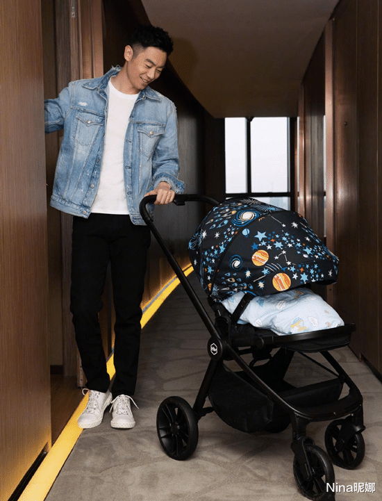 Nina昵娜|朱亚文罕见携妻女走机场,穿T恤背包当甩手掌柜,娇妻单手抱娃真绝