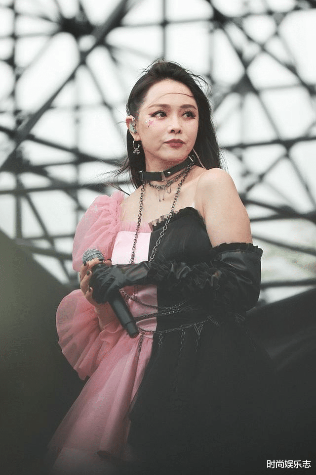 伊能静|伊能静还是面对现实吧，离开滤镜满脸的褶子，写满了50岁的痕迹！