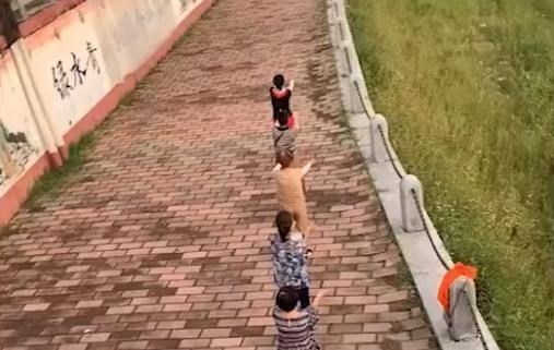 悦姐ya|辽宁一男子公园游玩时偶遇大妈跳舞，奇特舞姿引关注“有点吓人”