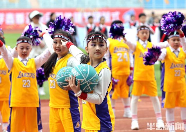 半島新聞客戶端 燃起來(lái)！市南區(qū)實(shí)驗(yàn)小學(xué)運(yùn)動(dòng)會(huì)開(kāi)幕，學(xué)生多才多藝演繹異域風(fēng)情