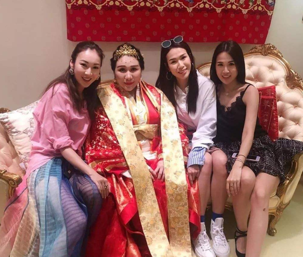 十万个家居为什么|看看何超盈在澳门的豪宅：室内是宫廷风装饰，每件家具都价值不菲