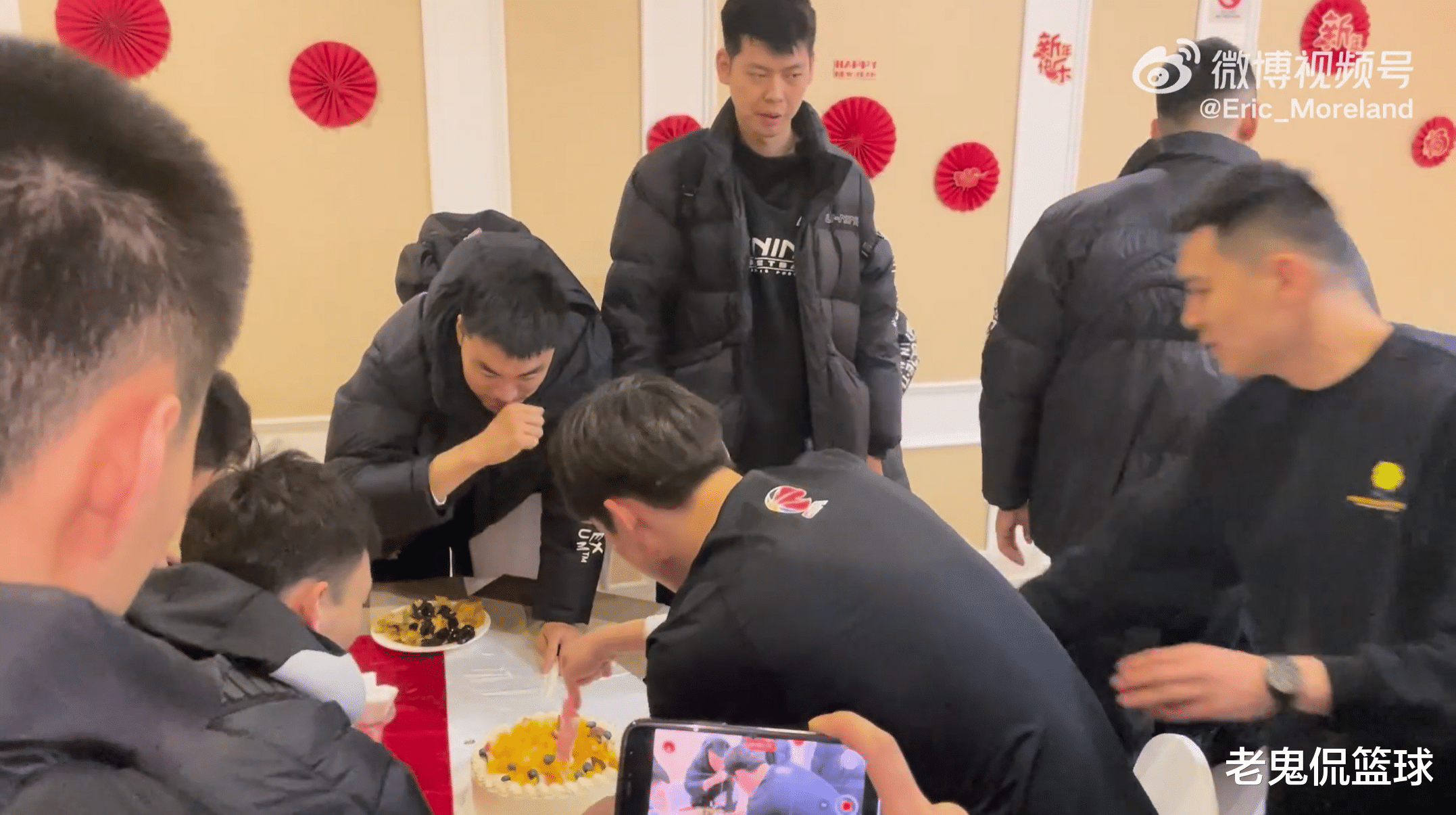 辽宁男篮|辽篮小将23岁生日，杨鸣暖心，郭艾伦冷漠，朱荣振吃货，1人开心