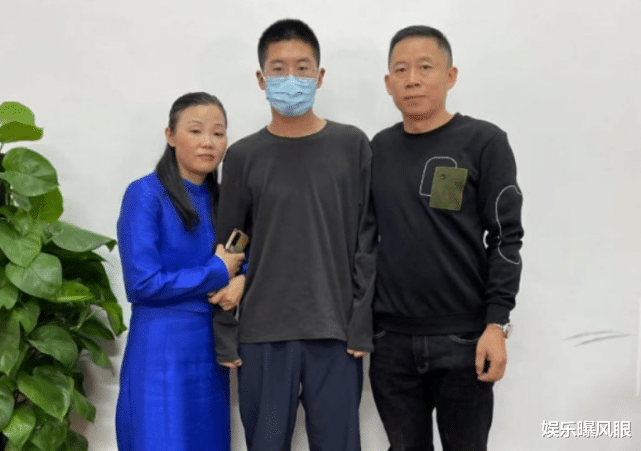 整容|孙卓亲姐旧照曝光，颜值被嘲“一言难尽”，网友：去国外整容了？