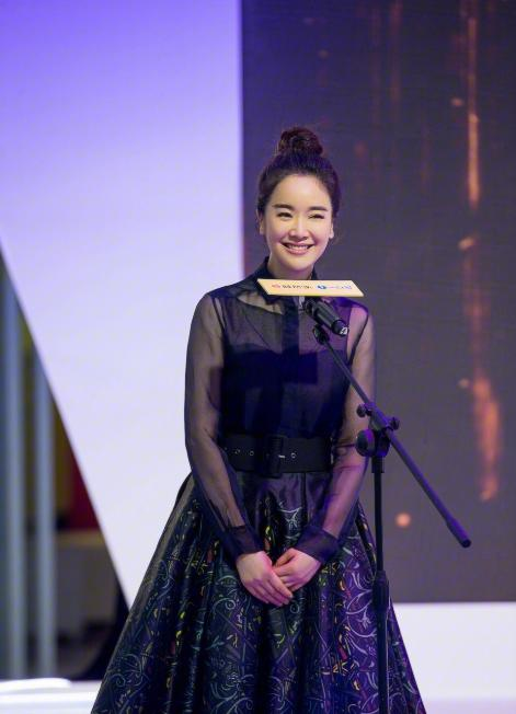 何有强|左小青这气质女星里罕见，藏蓝色衬衫配蓬蓬裙优雅大气，美得高级