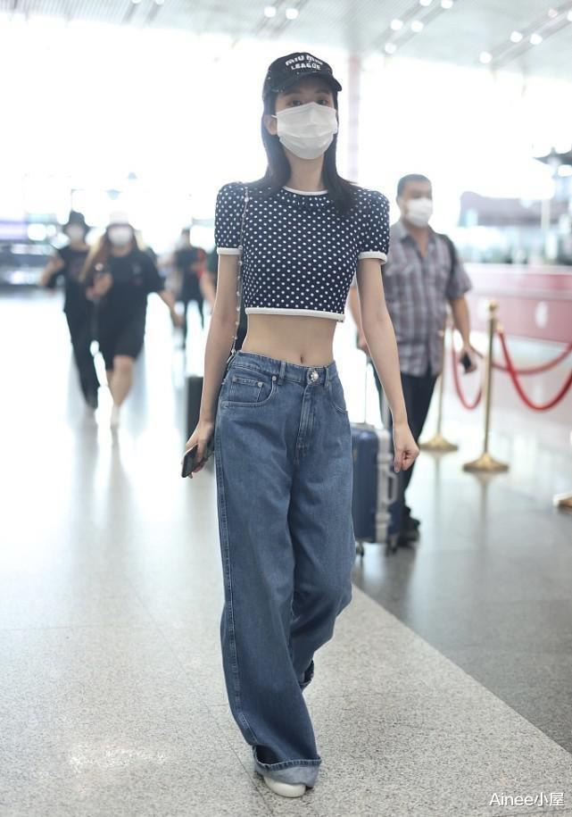 Ainee小屋|乔欣的腰细的有点不真实，“蚂蚁腰”穿超短上衣，牛仔裤松垮靠胯撑