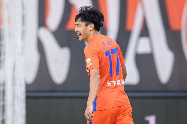 李霄鹏|李霄鹏突收坏消息，国足19点决战日本自断双翼，李铁难辞其咎