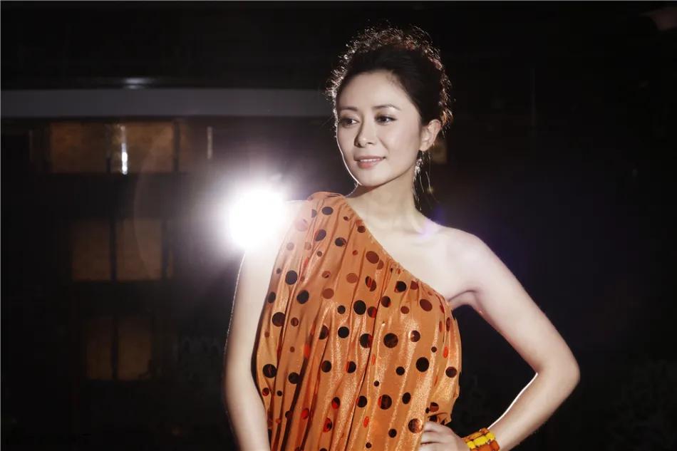 张恒|张恒和老公结婚多年，育有两个女儿，老公是圈外人？还是王挺？