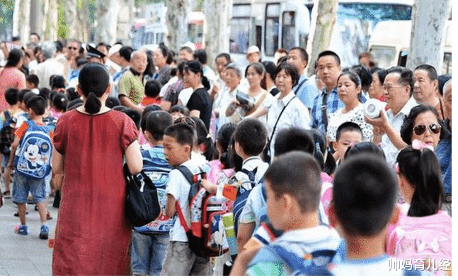 帅妈育儿经|一项新通知下发,部分地区将英语“踢出”期末考试,家长感到惆怅