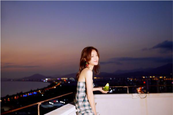 秦岚|42岁秦岚美回巅峰！穿抹胸连体裤大秀纤细身材，笑容甜美胜似初恋