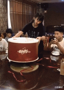 小叶娱记 “女友穿成这样去遛狗,谁能忍得了?”不把自己当外人啊!