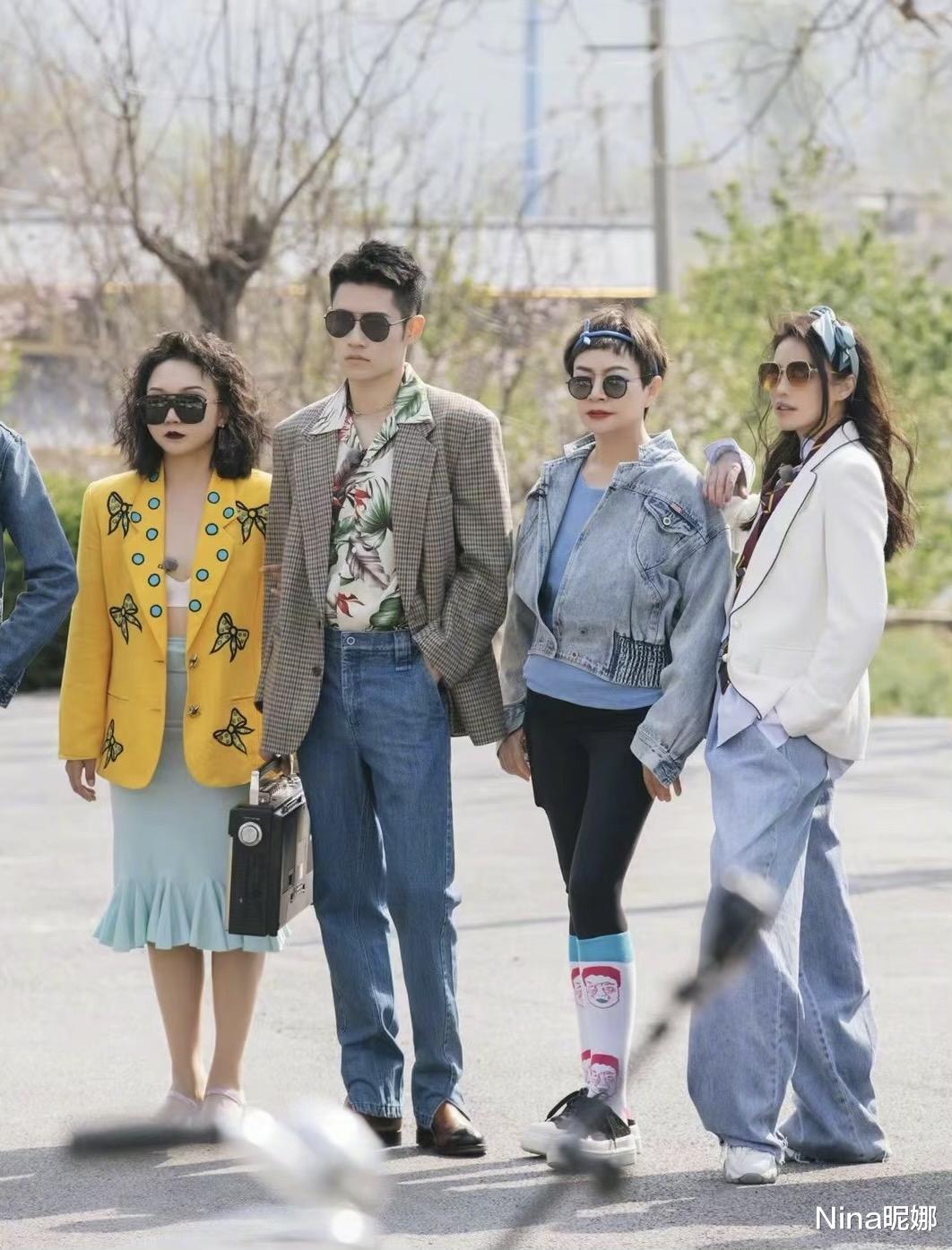 发型|宋丹丹新综艺造型大变样，穿牛仔露长袜变靓妹，61岁画蓝眼影真放得开