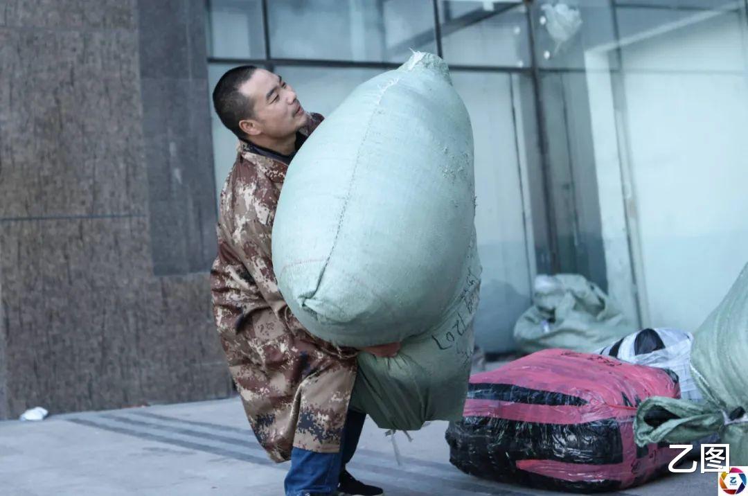 医院|寒风中男子坐在地上啃干馒头，得知他的作息时间后，所有人都心疼