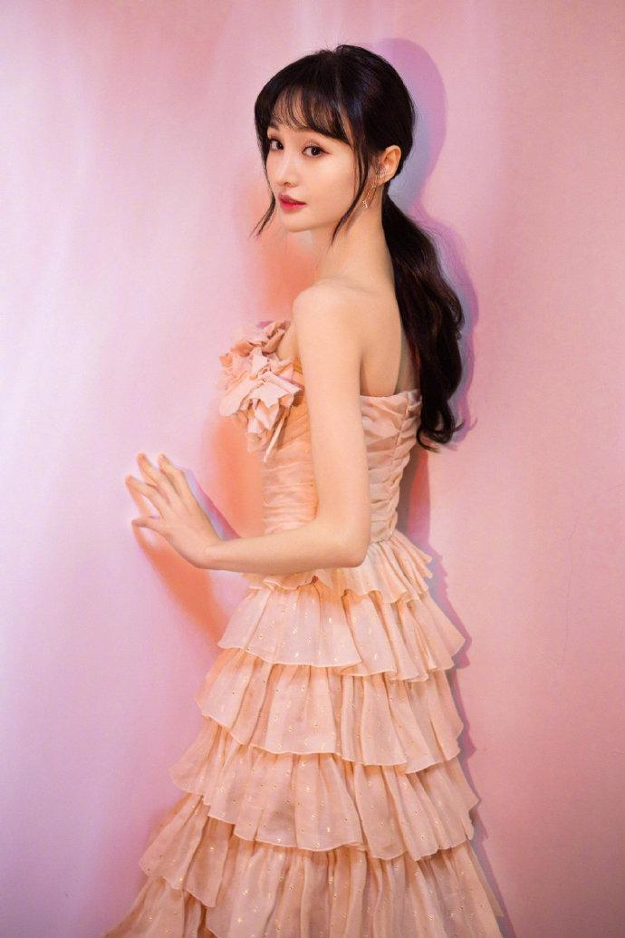 郑爽|郑爽被正式封杀后疑拒不认错，还破罐子破摔，评论区怒骂网友