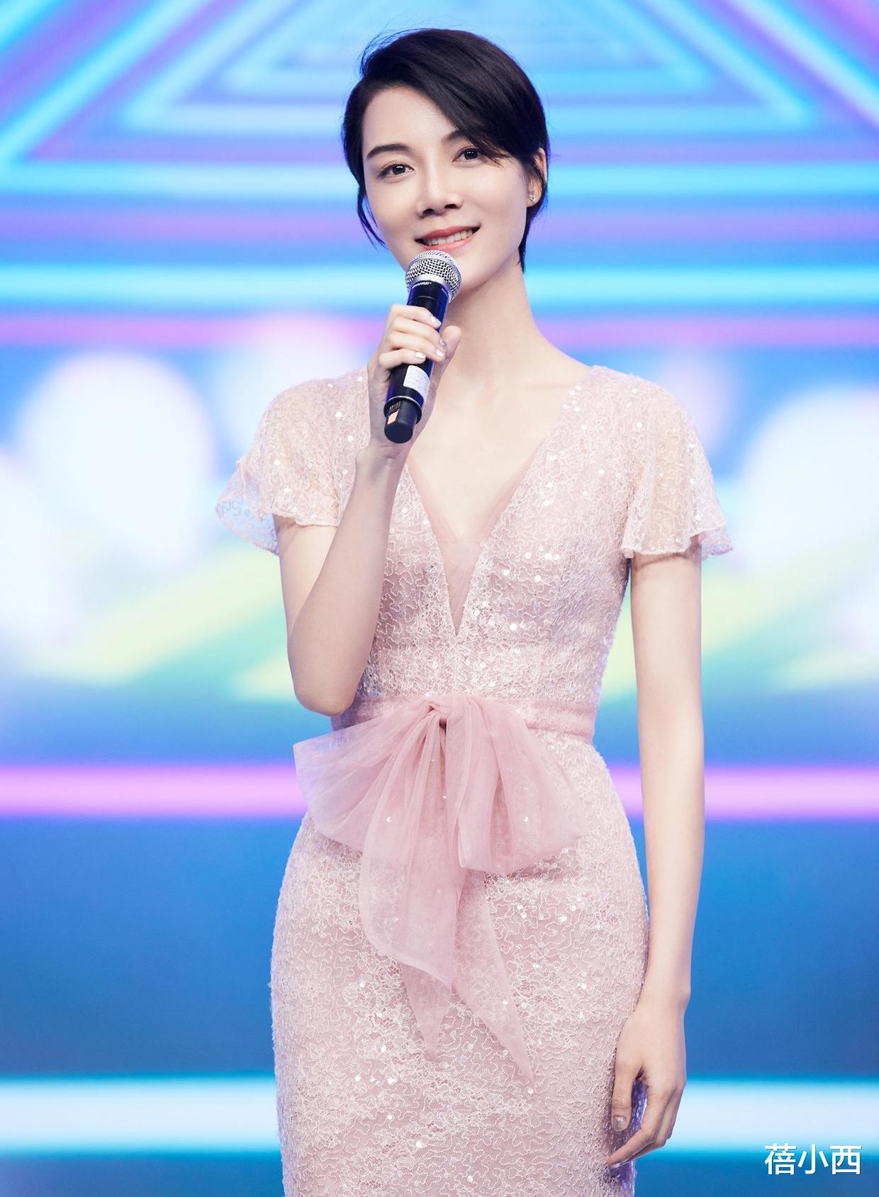 蓓小西|真是被车晓美到了，虽不丰满，但将深V裙穿出不同魅力，气质惊艳