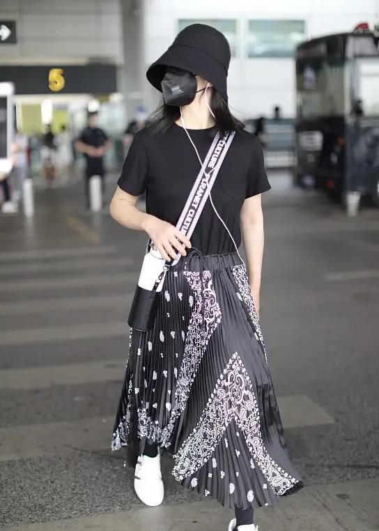 方脸妹说时尚|谢娜二胎后恢复正常！穿T恤配折扇裙，40岁高龄产妇成熟曲线动人
